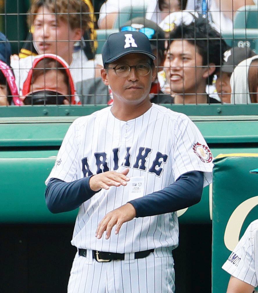 長崎日大対有明　サインを出す有明の高見一茂監督（撮影・上山淳一）