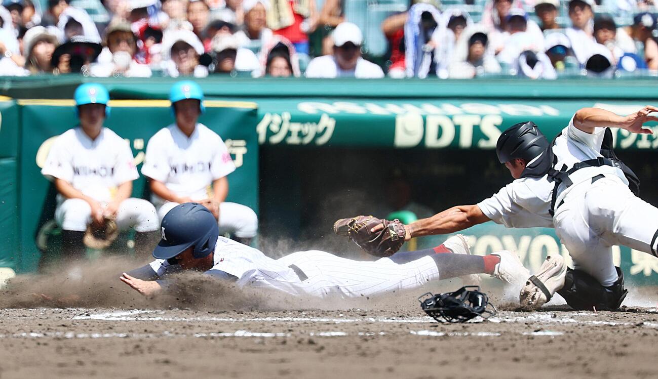 長崎日大対有明　3回裏有明1死三塁、三走永田晴輝は実田聡志の三塁野選で本塁生還。捕手太田涼介（撮影・加藤哉）