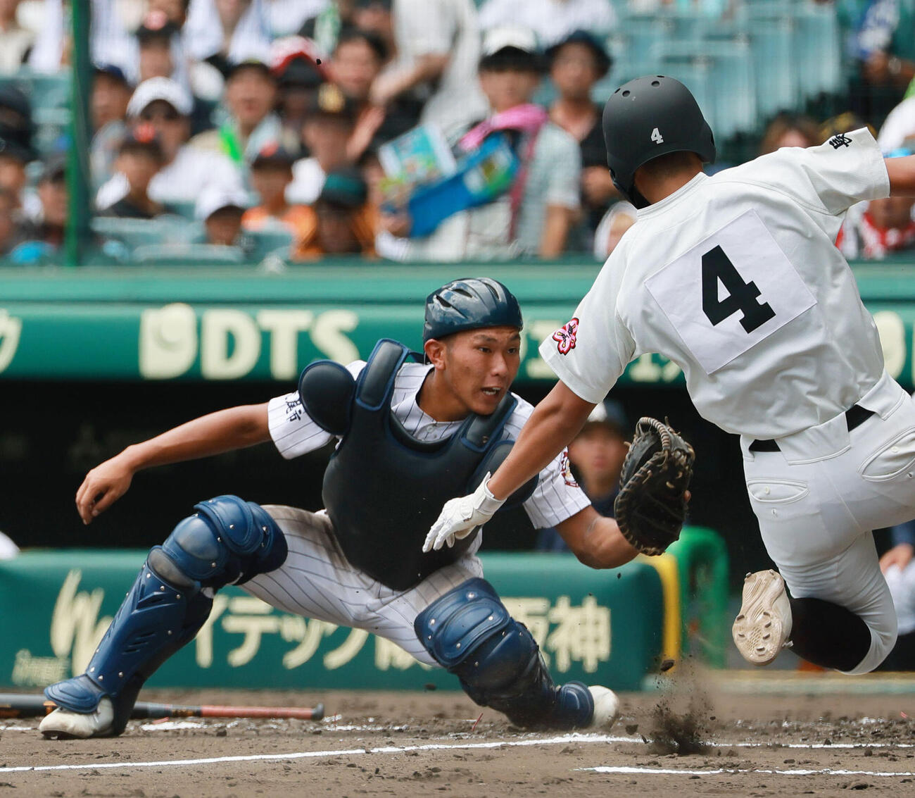 長崎日大対有明　2回表長崎日大1死一塁、二走梶山風岳は竹内剛の二塁打で本塁突入もアウト。捕手西山享太郎（撮影・上山淳一）