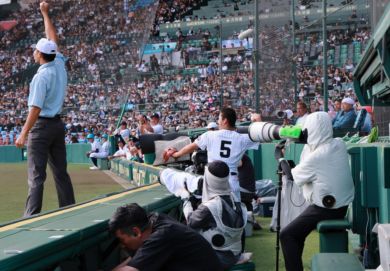青森山田対東日本国際大昌平　1回表青森山田無死、三塁手渡辺頼都は川久保昂直の三邪飛を追いカメラマン席に飛び込み好捕する（撮影・上山淳一）