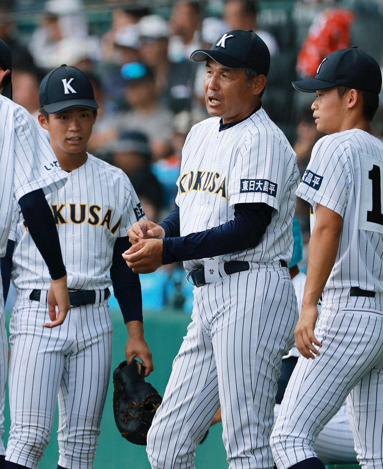 青森山田対東日本国際大昌平　3回裏の攻撃を前にベンチ前でナインに話す東日本国際大昌平の江井康胤監督（撮影・上山淳一）