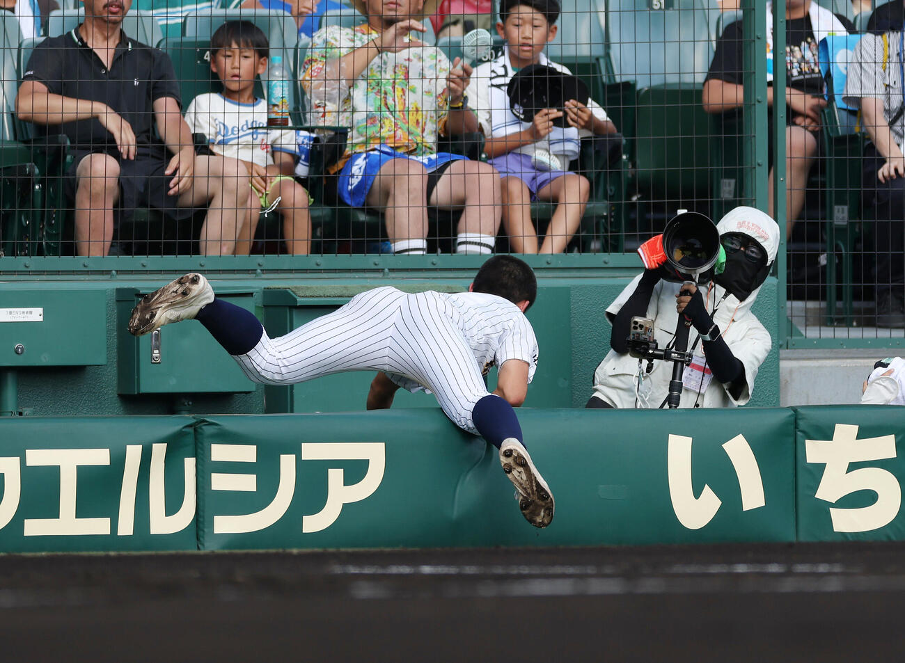 青森山田対東日本国際大昌平　1回表青森山田無死、川久保昂直の三邪飛を好捕する渡辺頼都（撮影・河田真司）