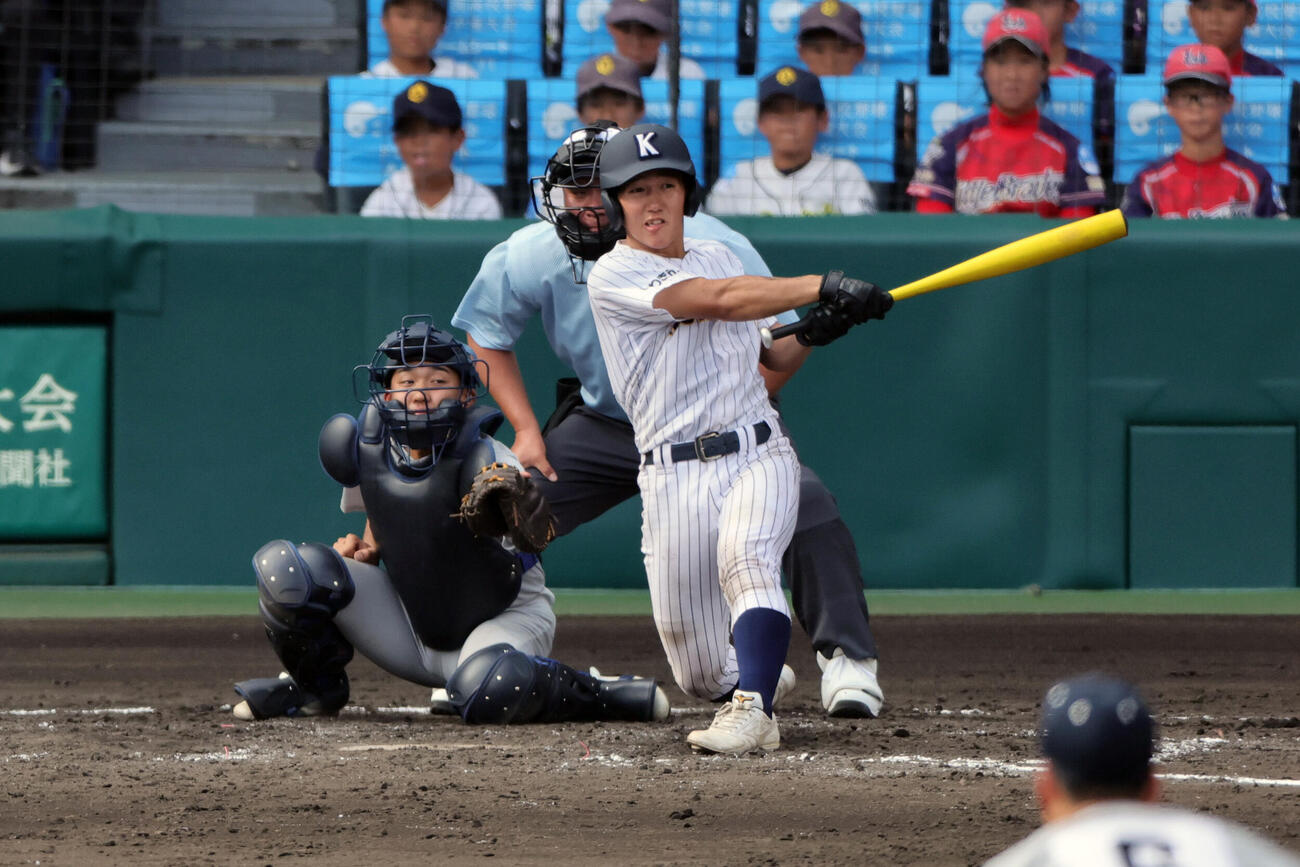 青森山田－東日大昌平　五回裏東日大昌平無死一塁、小内は勝ち越しの適時二塁打を放つ。捕手沖野