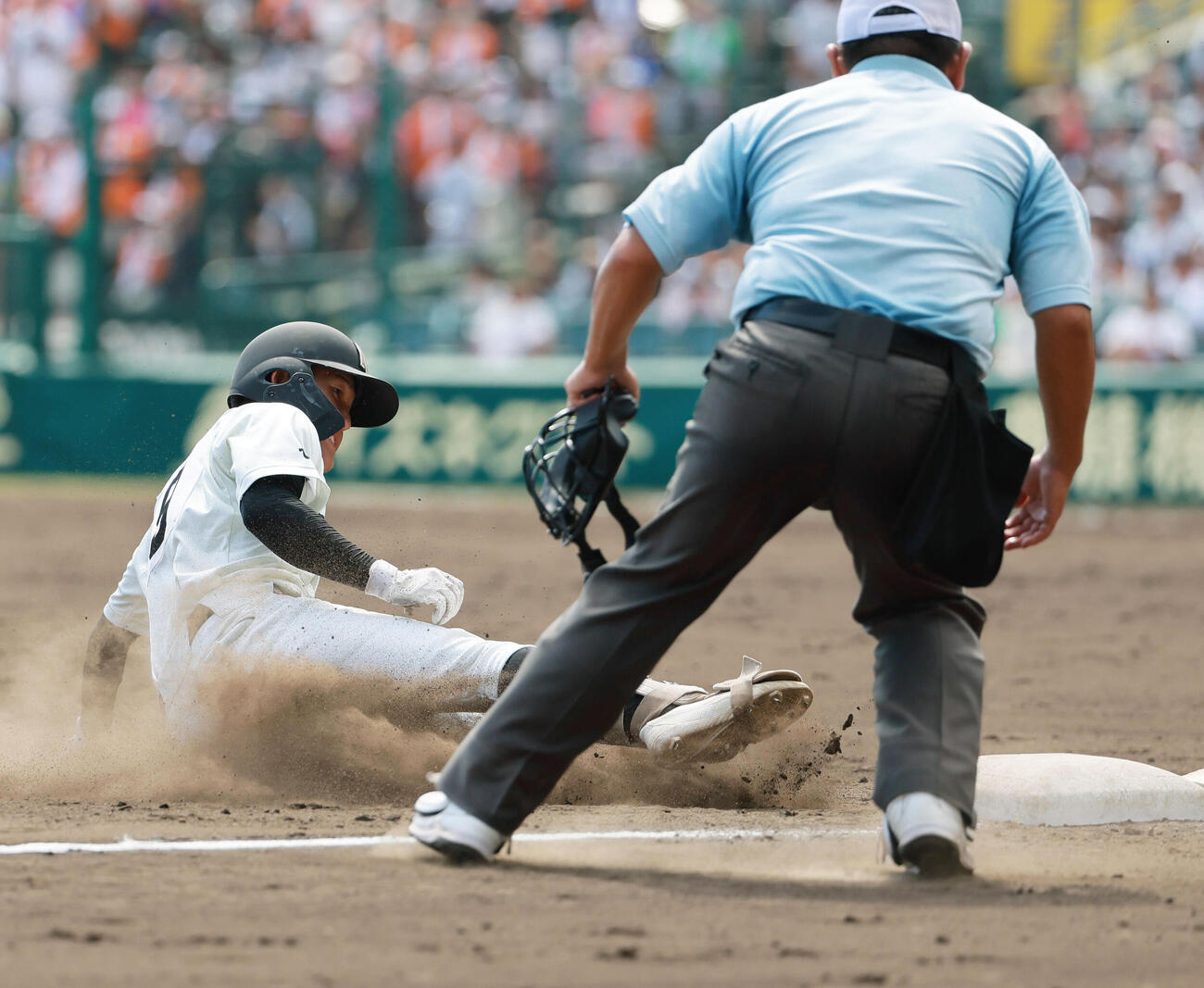 長崎日大対有明　9回表長崎日大無死、竹内剛は三塁打を放ち三塁へ向かう（撮影・上山淳一）