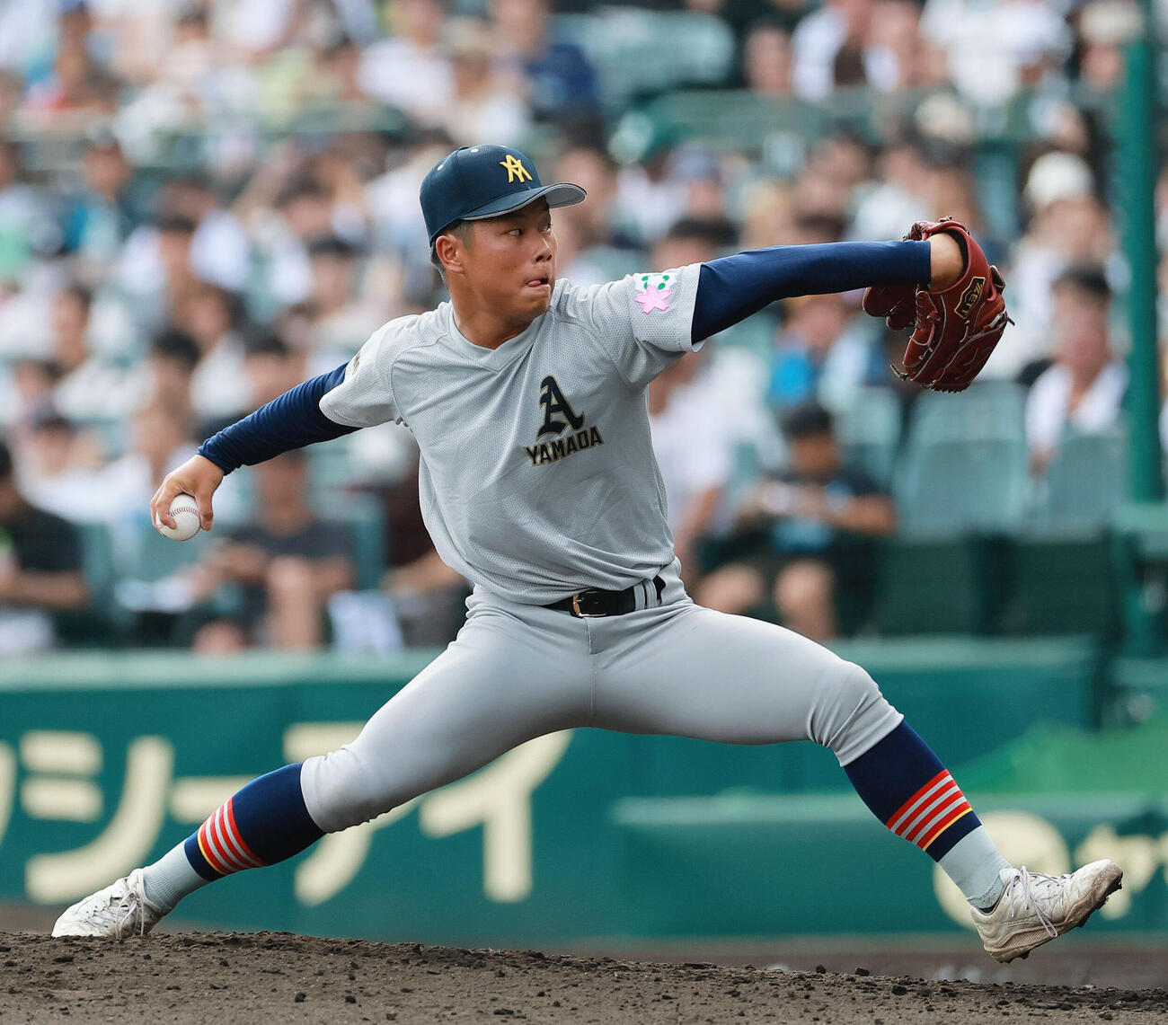 青森山田対東日本国際大昌平　力投する青森山田先発の手代森爽来（撮影・上山淳一）