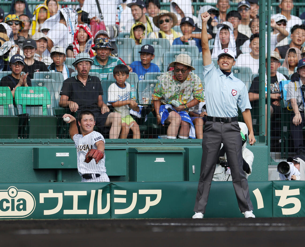 青森山田対東日本国際大昌平　1回表青森山田無死、川久保昂直の三邪飛を好捕する渡辺頼都（撮影・河田真司）