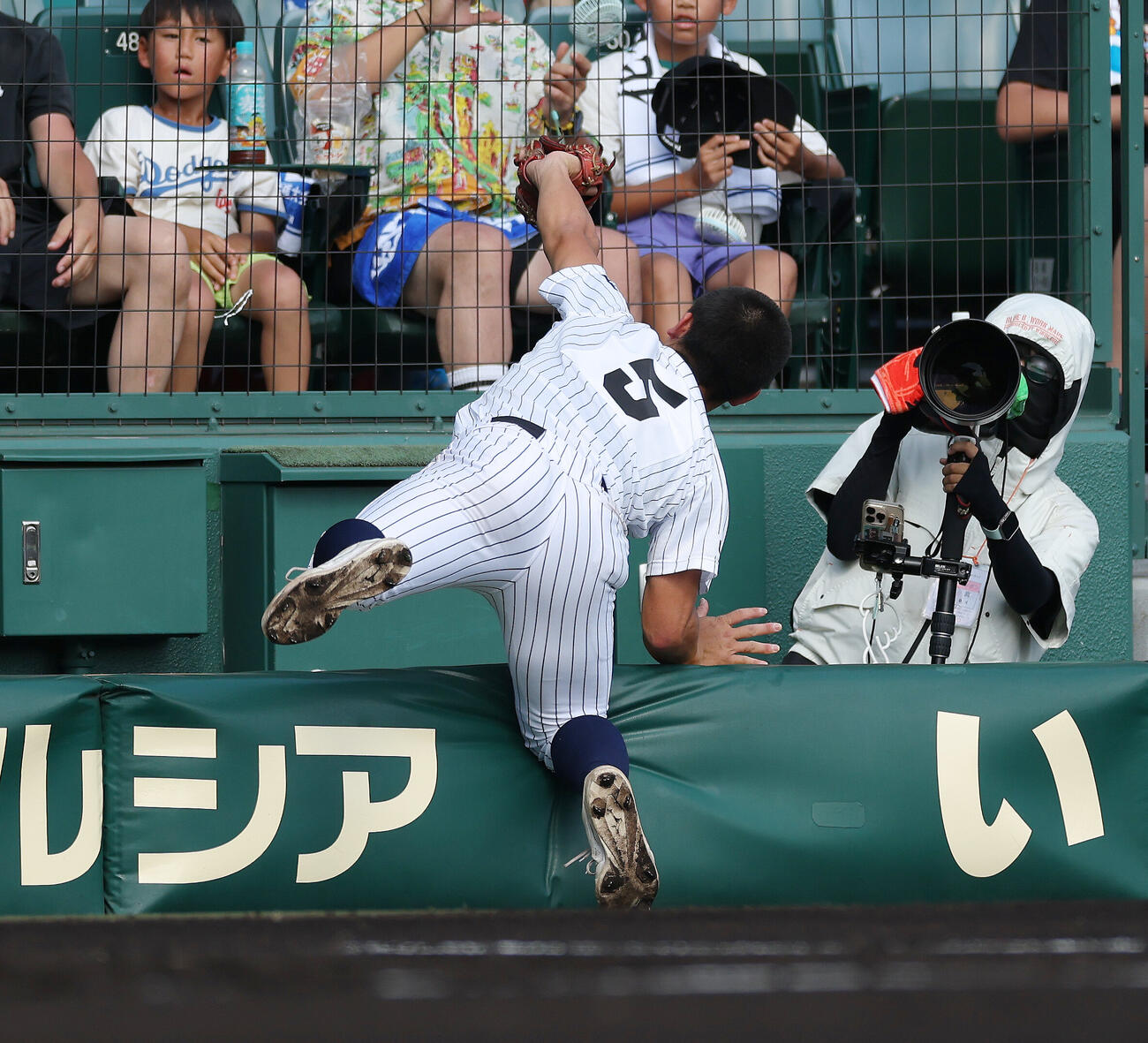 青森山田対東日本国際大昌平　1回表青森山田無死、川久保昂直の三邪飛を好捕する渡辺頼都（撮影・河田真司）