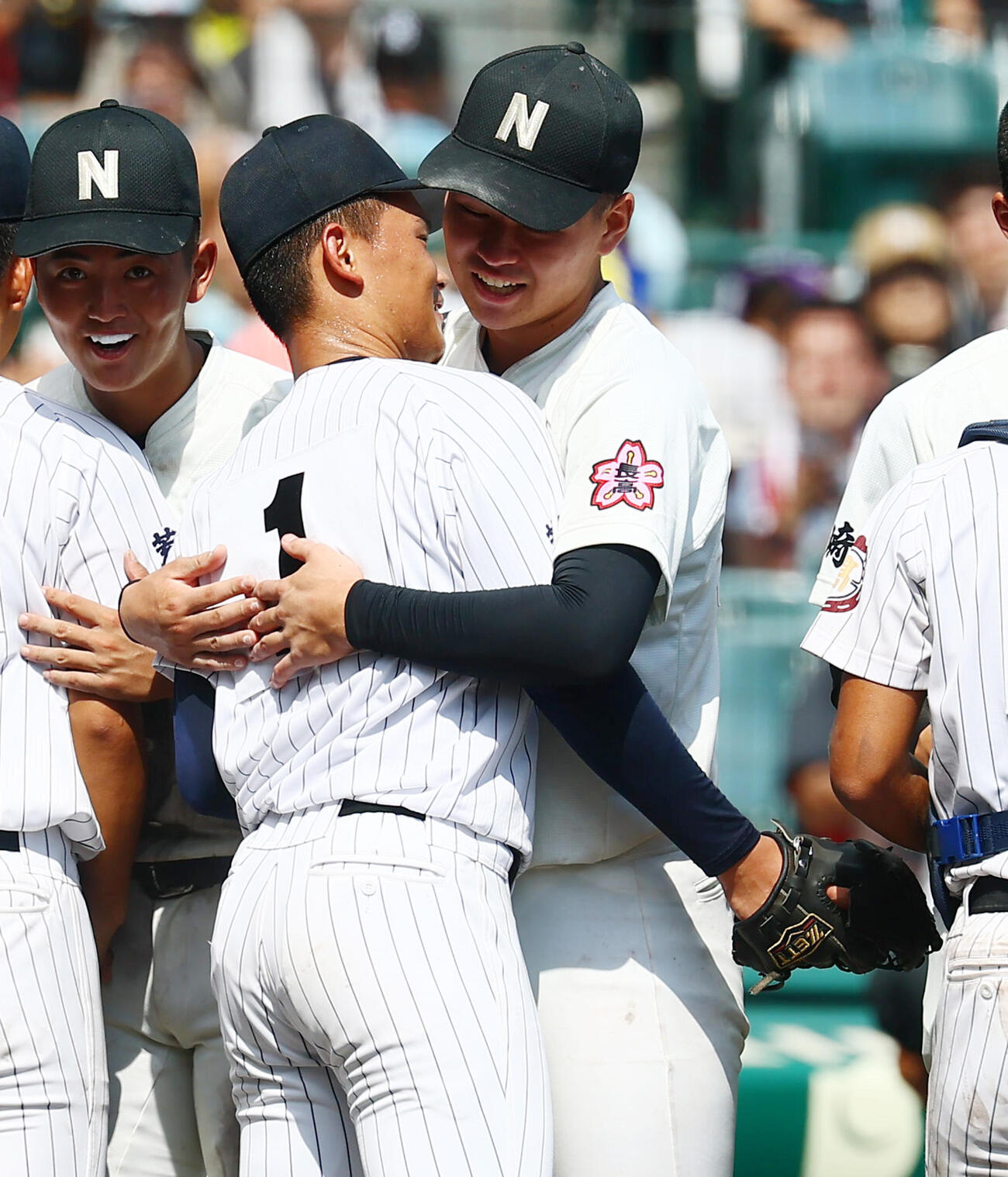 長崎日大対有明　試合後、有明・斉藤遼汰郎（中央左）と健闘をたたえ合う長崎日大・古賀友樹（撮影・加藤哉）
