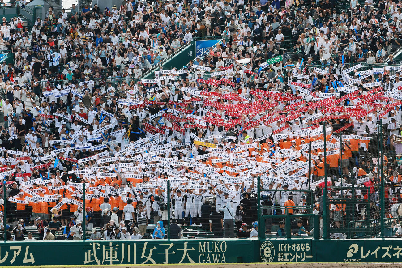 長崎日大対有明　長崎日大に勝利し、選手と一緒にタオルを掲げ校歌斉唱する有明応援団（撮影・上山淳一）