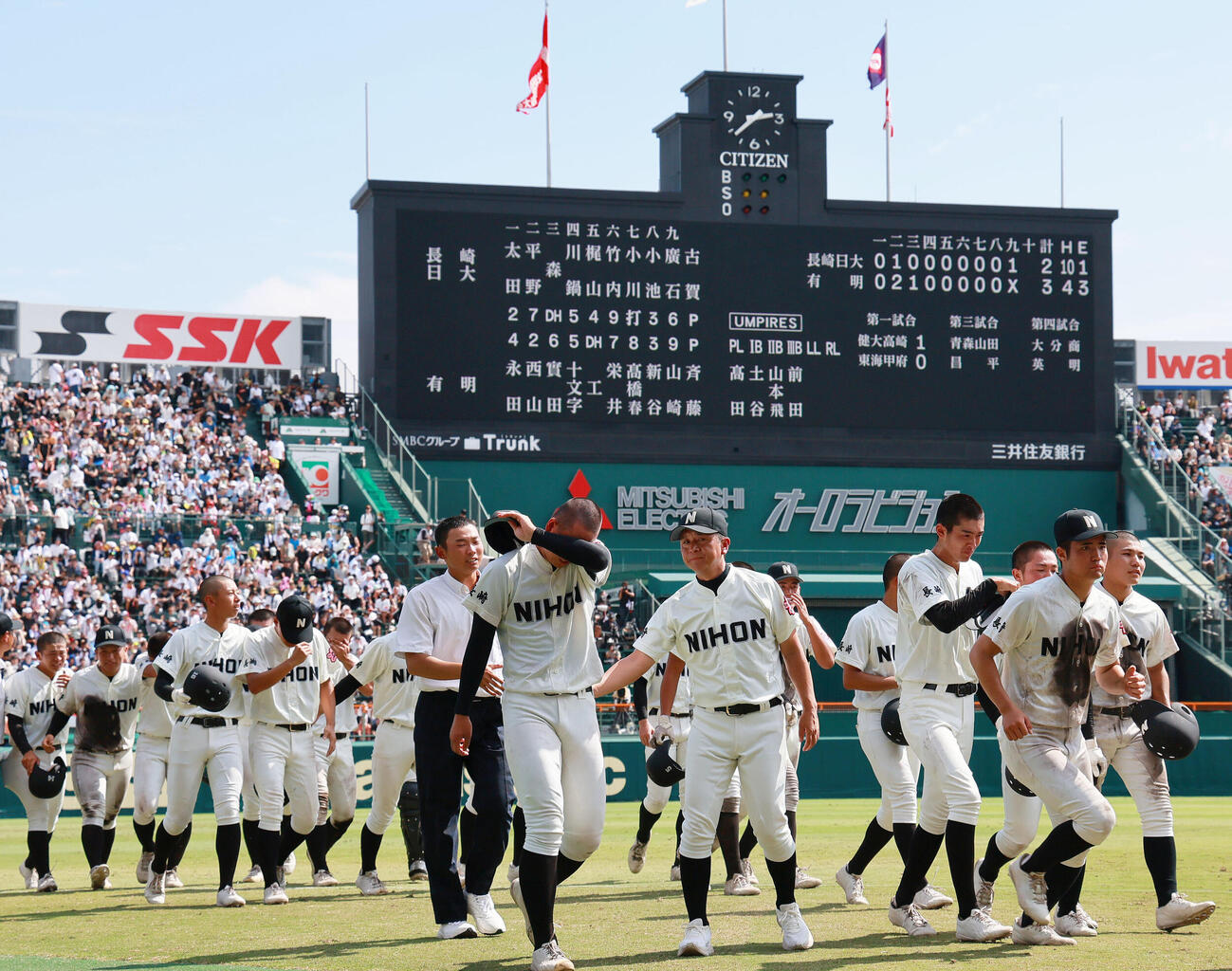 長崎日大対有明　有明に敗れ引き揚げる長崎日大ナイン（撮影・上山淳一）