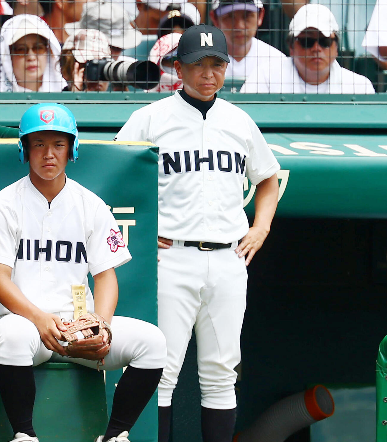 長崎日大対有明　ベンチからナインの動きを見る長崎日大の平山清一郎監督（撮影・加藤哉）