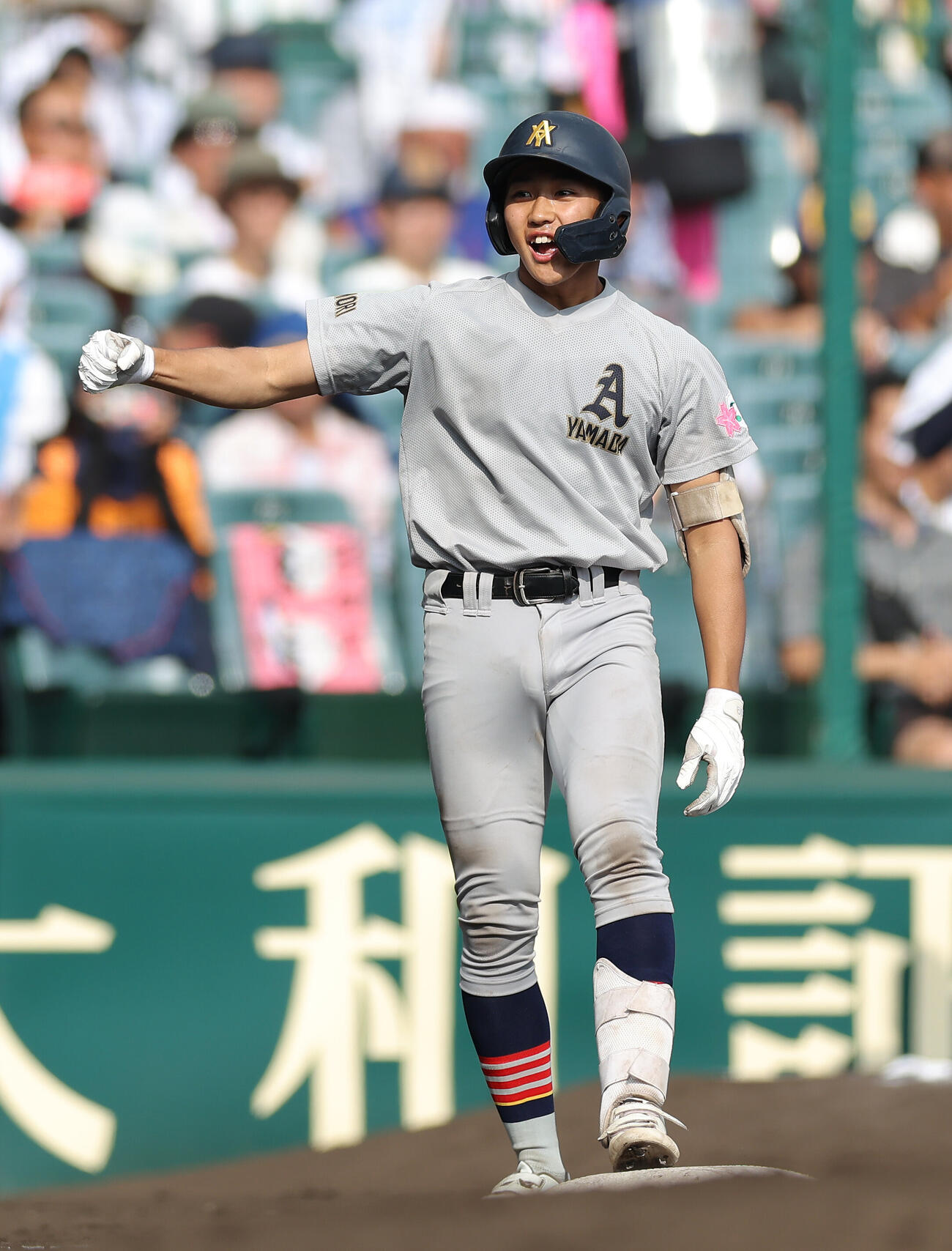 青森山田対東日本国際大昌平　5回表青森山田無死、三塁打を放ち出塁する沖野悠雅（撮影・河田真司）