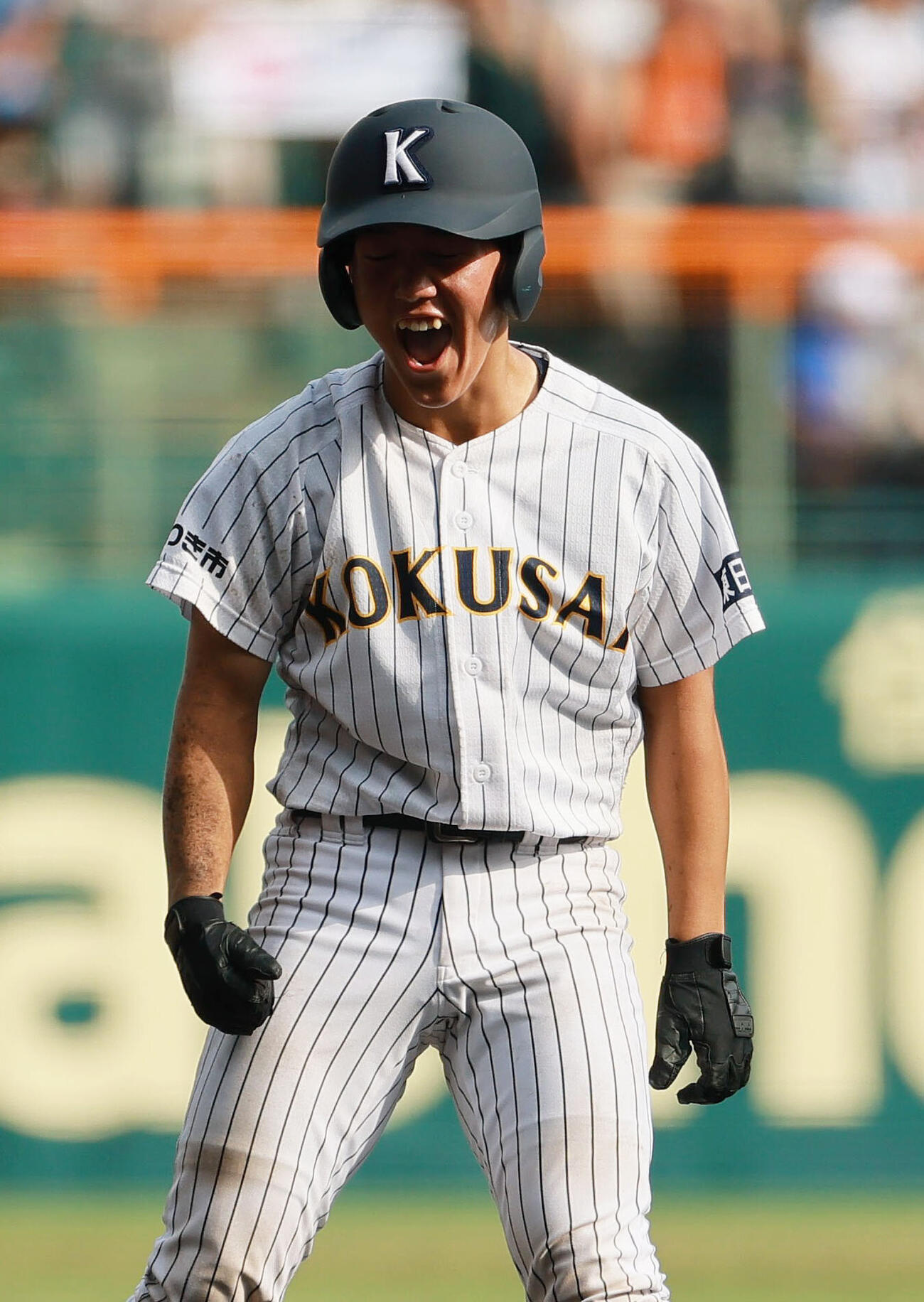 青森山田対東日本国際大昌平　5回裏東日本国際大昌平無死一塁、小内壱晟は適時二塁打を放ち送球間に三塁へ進み歓喜する（撮影・上山淳一）