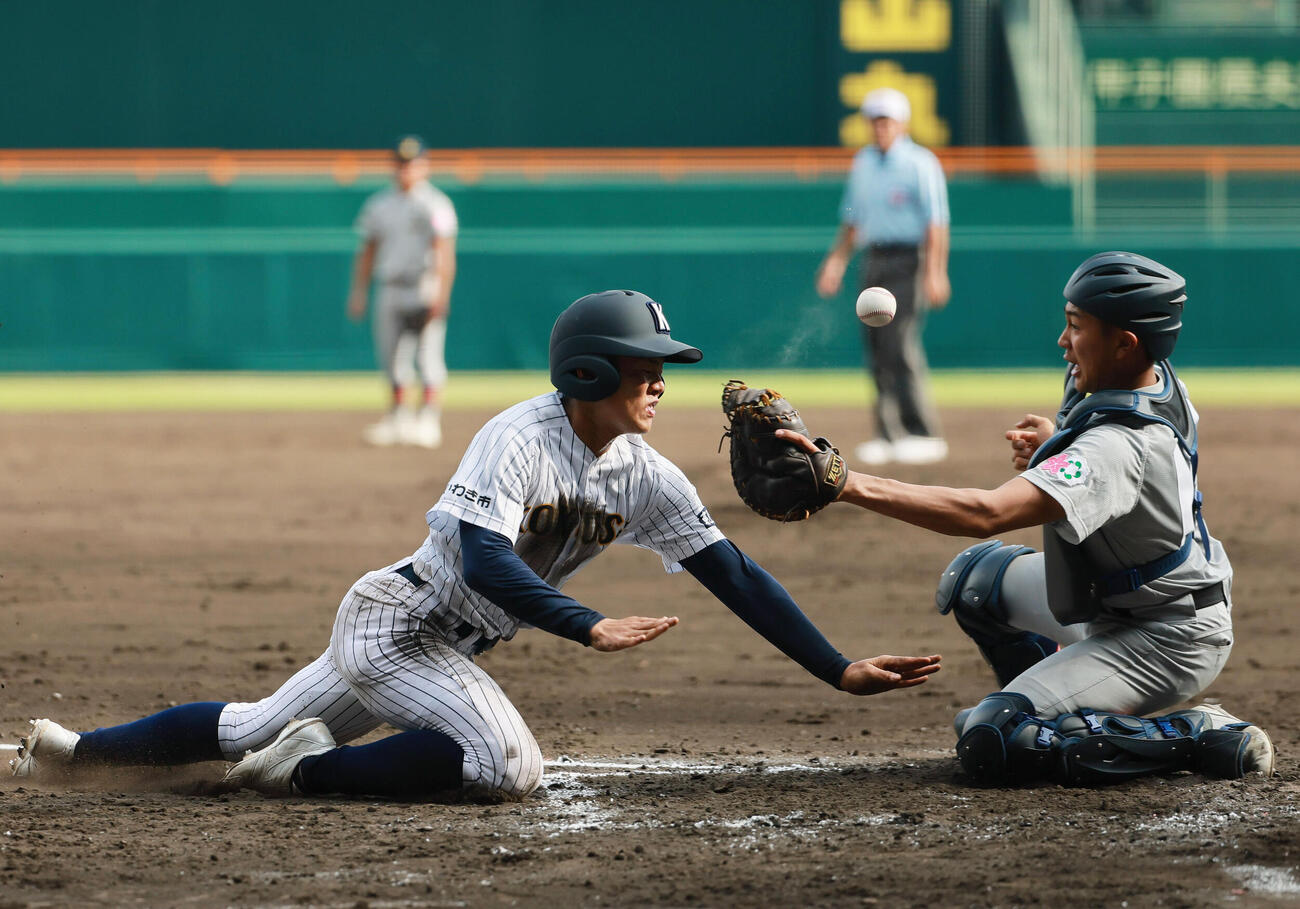 青森山田対東日本国際大昌平　5回裏東日本国際大昌平無死一塁、小内壱晟の適時二塁打で生還する一走新井凜（左）。捕手沖野悠雅（撮影・上山淳一）