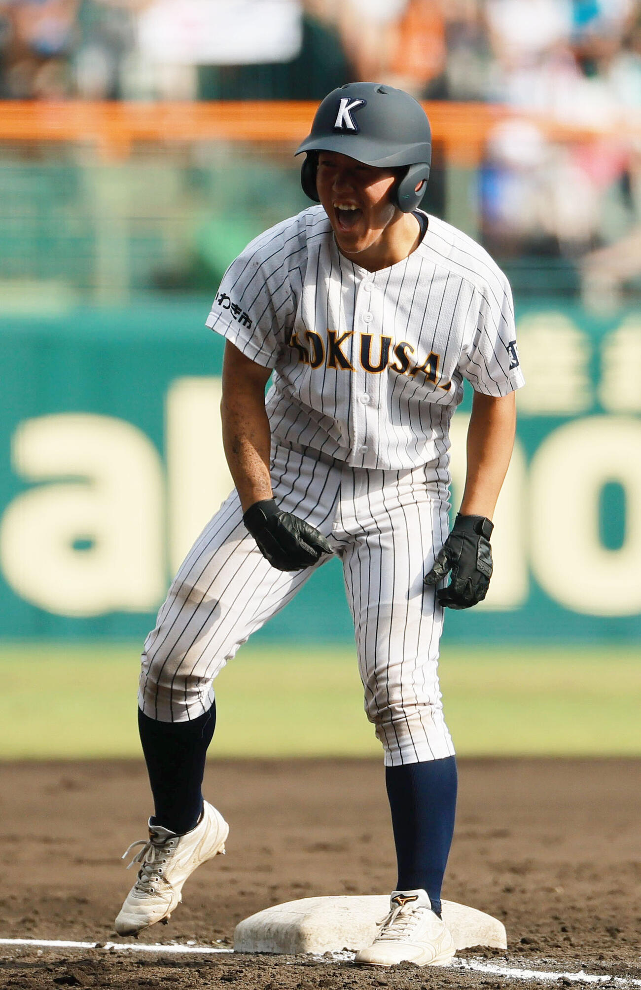 青森山田対東日本国際大昌平　5回裏東日本国際大昌平無死一塁、小内壱晟は適時二塁打を放ち、新井凜が生還の間に三塁へ進み歓喜する（撮影・上山淳一）