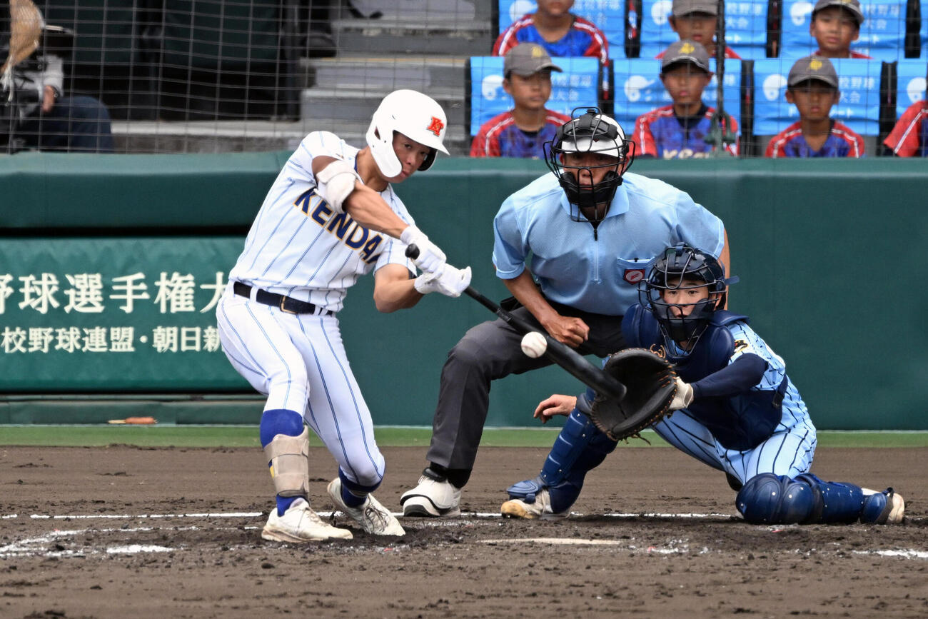 東海大甲府対健大高崎　5回裏健大高崎1死一、二塁、佐藤麻恩が右前に先制適時打を放つ。捕手岡田優心