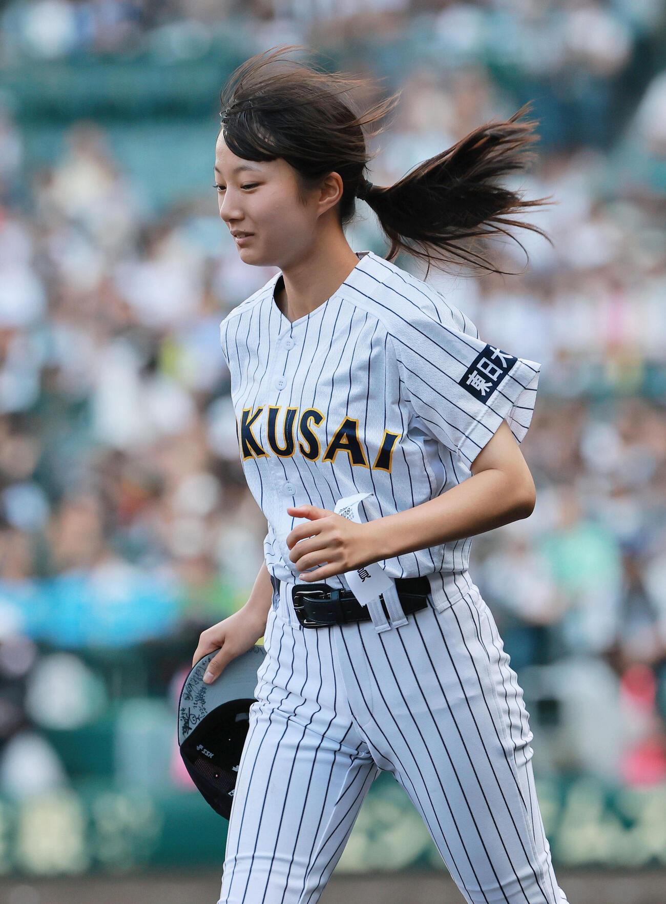 青森山田対東日本国際大昌平　青森山田に勝利した東日本国際大昌平の中野蘭記録員は笑顔でスタンドの応援団の元へ駆け出す（撮影・上山淳一）