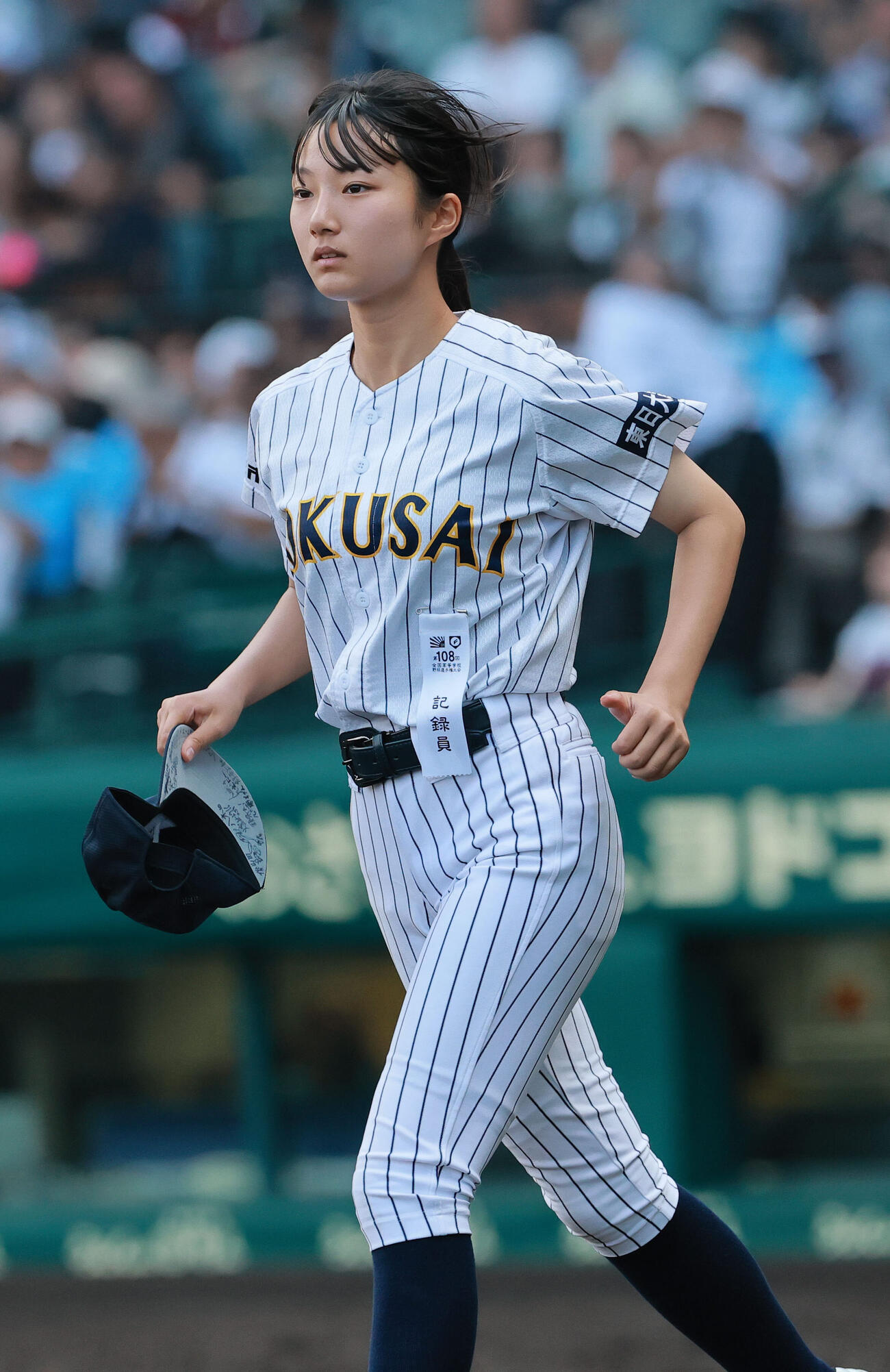 青森山田対東日本国際大昌平　青森山田に勝利し、スタンドの応援団の元へ駆け出す東日本国際大昌平の中野蘭記録員（撮影・上山淳一）