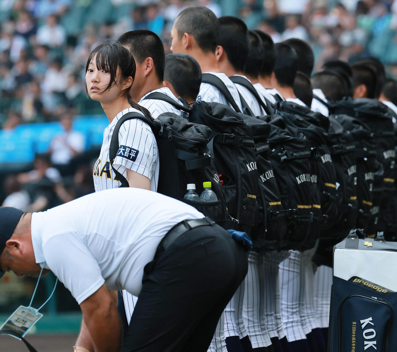 青森山田対東日本国際大昌平　青森山田に勝利し、ベンチ前に整列する東日本国際大昌平の中野蘭記録員（左）（撮影・上山淳一）
