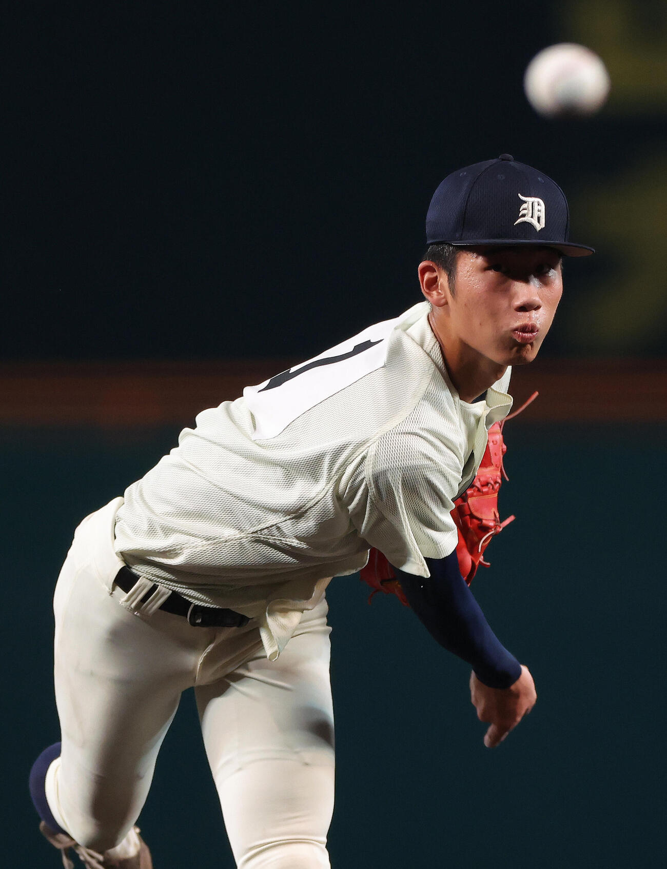 英明対大分商　7回表、力投する大分商・平田玲翔（撮影・河田真司）