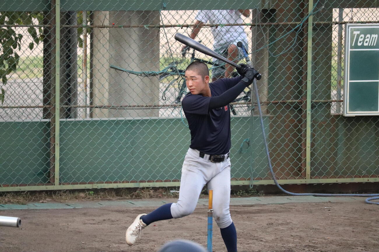 打撃練習で快音を響かせる横浜の田島陽翔（撮影・青山麻美）