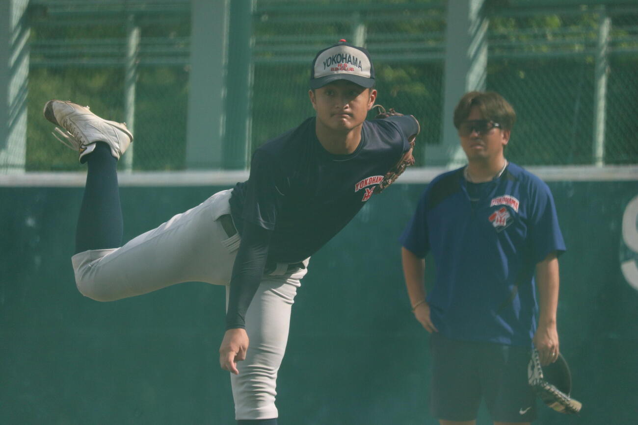 ブルペンで投げ込む横浜の林田滉生（撮影・青山麻美）