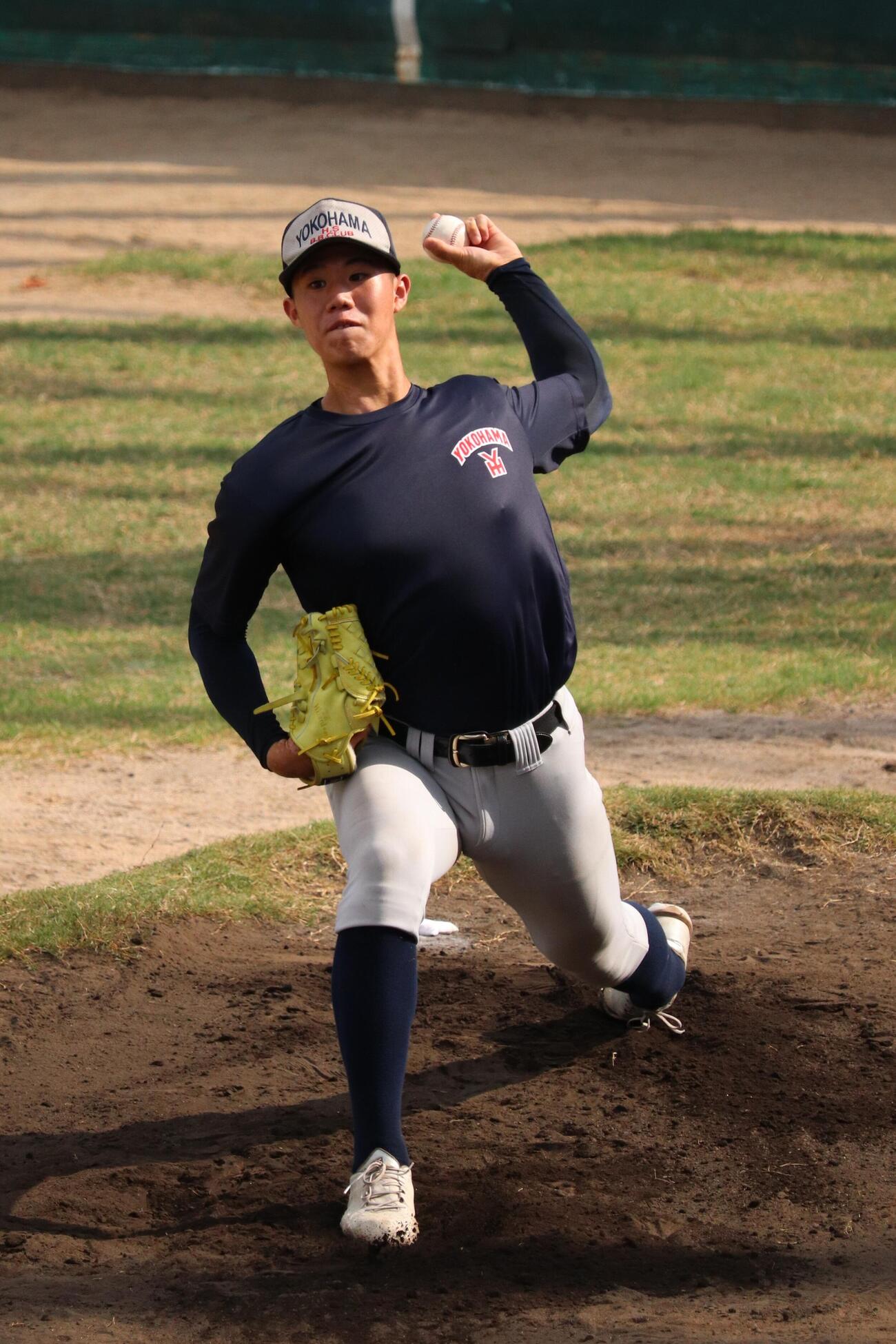ブルペンで投げ込む横浜の小林鉄三郎（撮影・青山麻美）
