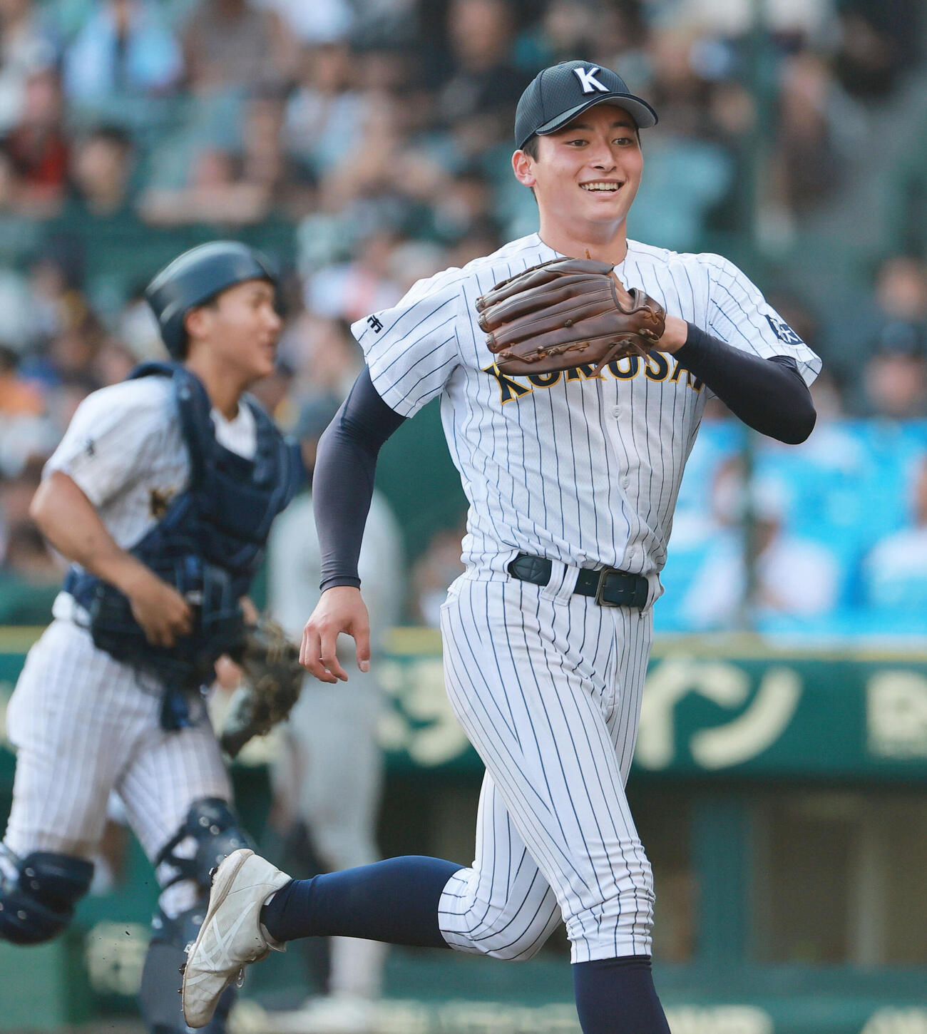青森山田対東日本国際大昌平　8回表を投げ終えベンチへ引きあげる東日本国際大昌平エース照沼佑崇（手前）（撮影・上山淳一）
