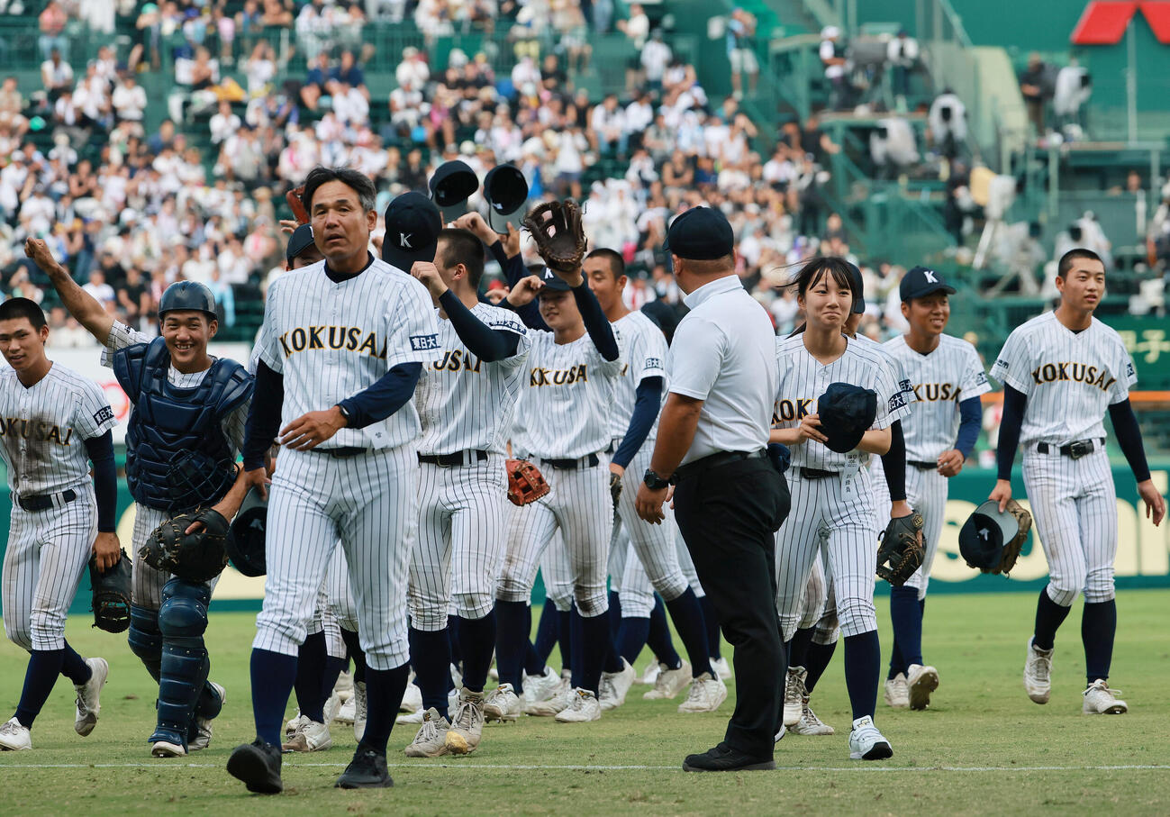 青森山田対東日本国際大昌平　青森山田に勝利し、応援団にあいさつし喜びを分かち合う東日本国際大昌平ナイン（撮影・上山淳一）