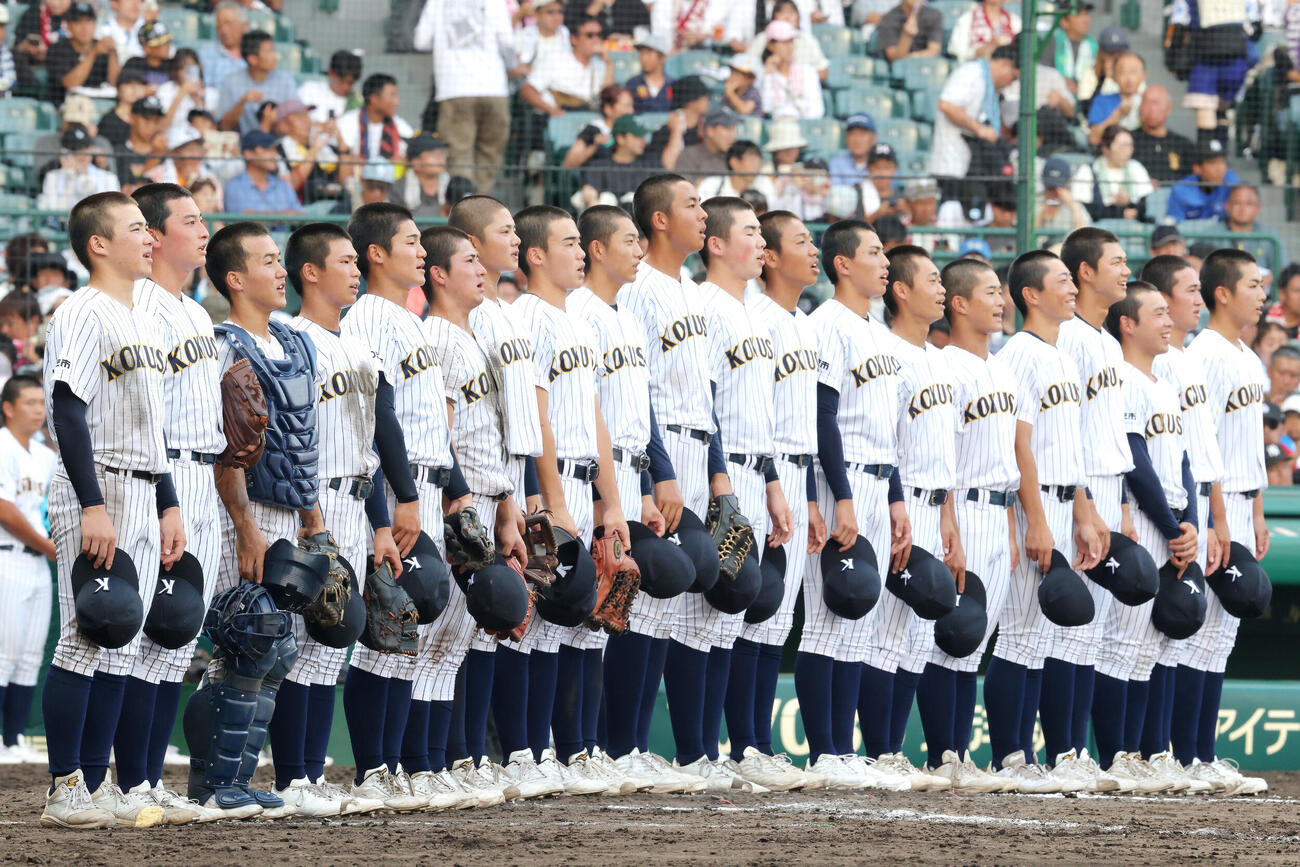青森山田対東日本国際大昌平　青森山田に勝利し、校歌を歌う東日本国際大昌平の選手たち（撮影・河田真司）