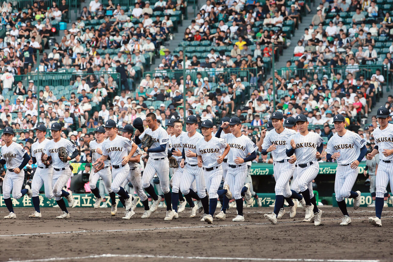 青森山田対東日本国際大昌平　青森山田に勝利し、スタンドの応援団の元へ駆け出す東日本国際大昌平ナイン（撮影・上山淳一）