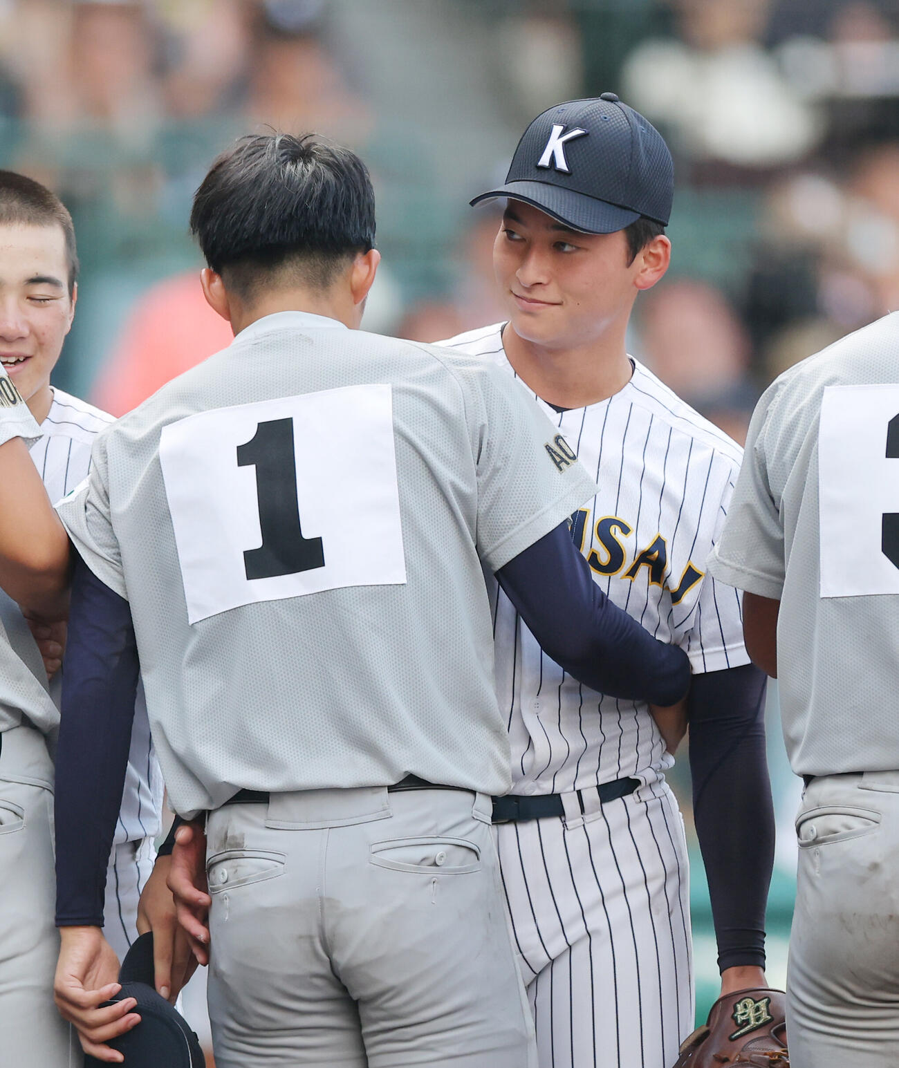 青森山田対東日本国際大昌平　青森山田に勝利し、川久保昂直（手前）とあいさつを交わす東日本国際大昌平・照沼佑崇（撮影・河田真司）