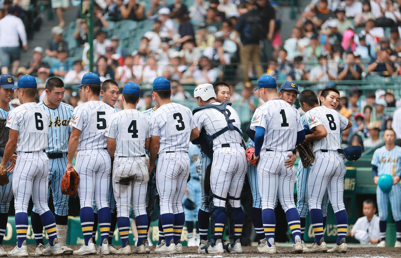 東海大甲府対健大高崎　試合後、互いの健闘をたたえ合う選手ら（撮影・上山淳一）