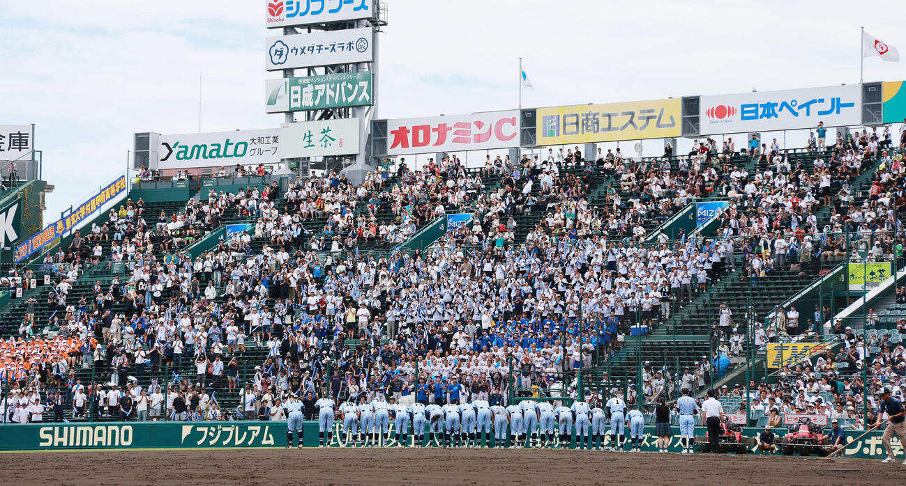 東海大甲府対健大高崎　健大高崎に敗れ応援団にあいさつする東海大甲府ナイン（撮影・上山淳一）