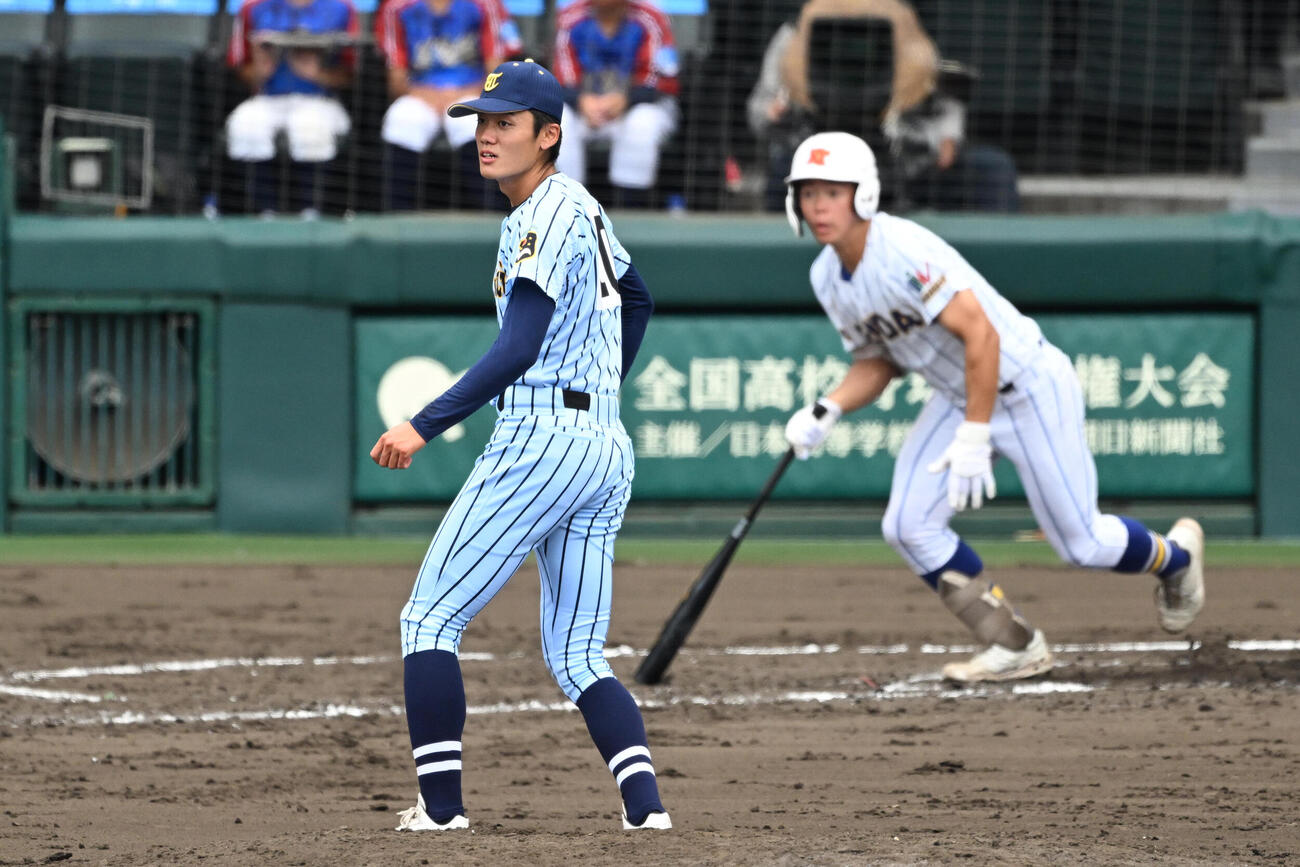 東海大甲府対健大高崎　5回裏健大高崎1死一、二塁、佐藤麻恩に先制の右前適時打を許す東海大甲府・熊谷晄