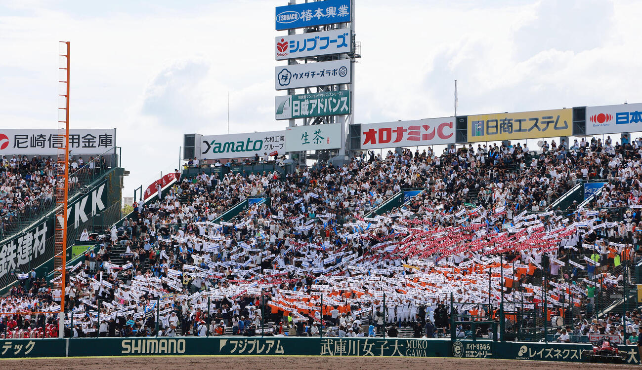 長崎日大対有明　長崎日大に勝利し、選手と一緒にタオルを掲げ校歌斉唱する有明応援団（撮影・上山淳一）