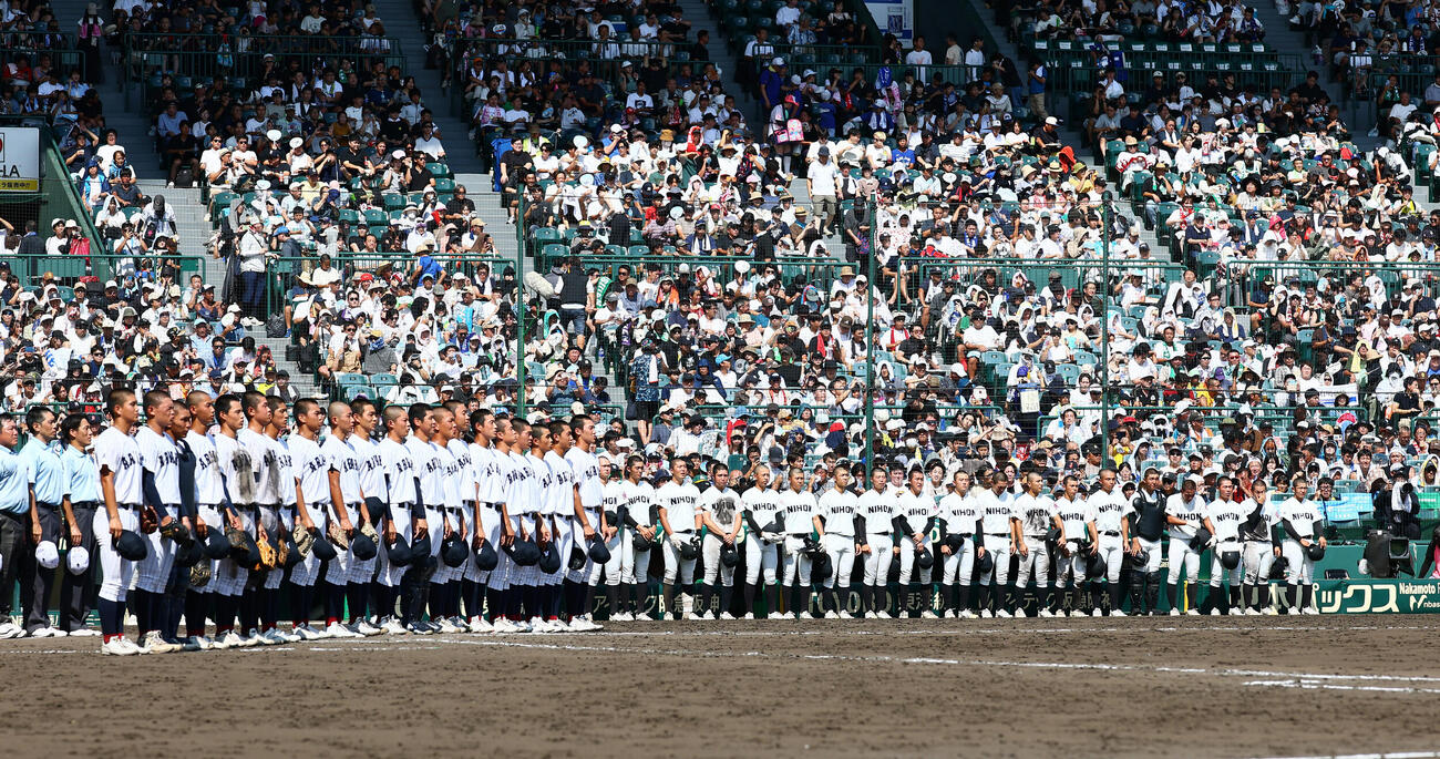 長崎日大対有明　勝利し校歌を歌う有明ナインと右は長崎日大ナイン（撮影・加藤哉）