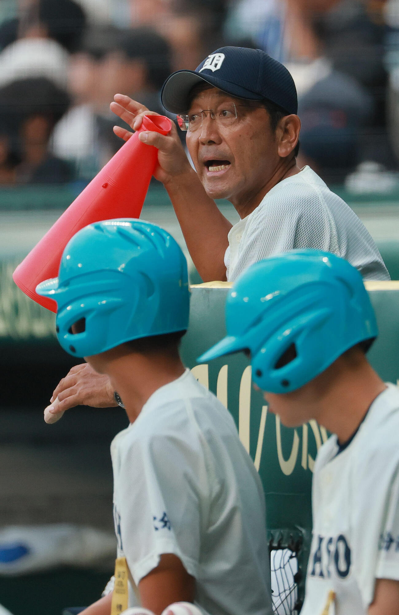 英明対大分商　選手に向かって声を出す大分商の那賀誠監督（撮影・上山淳一）