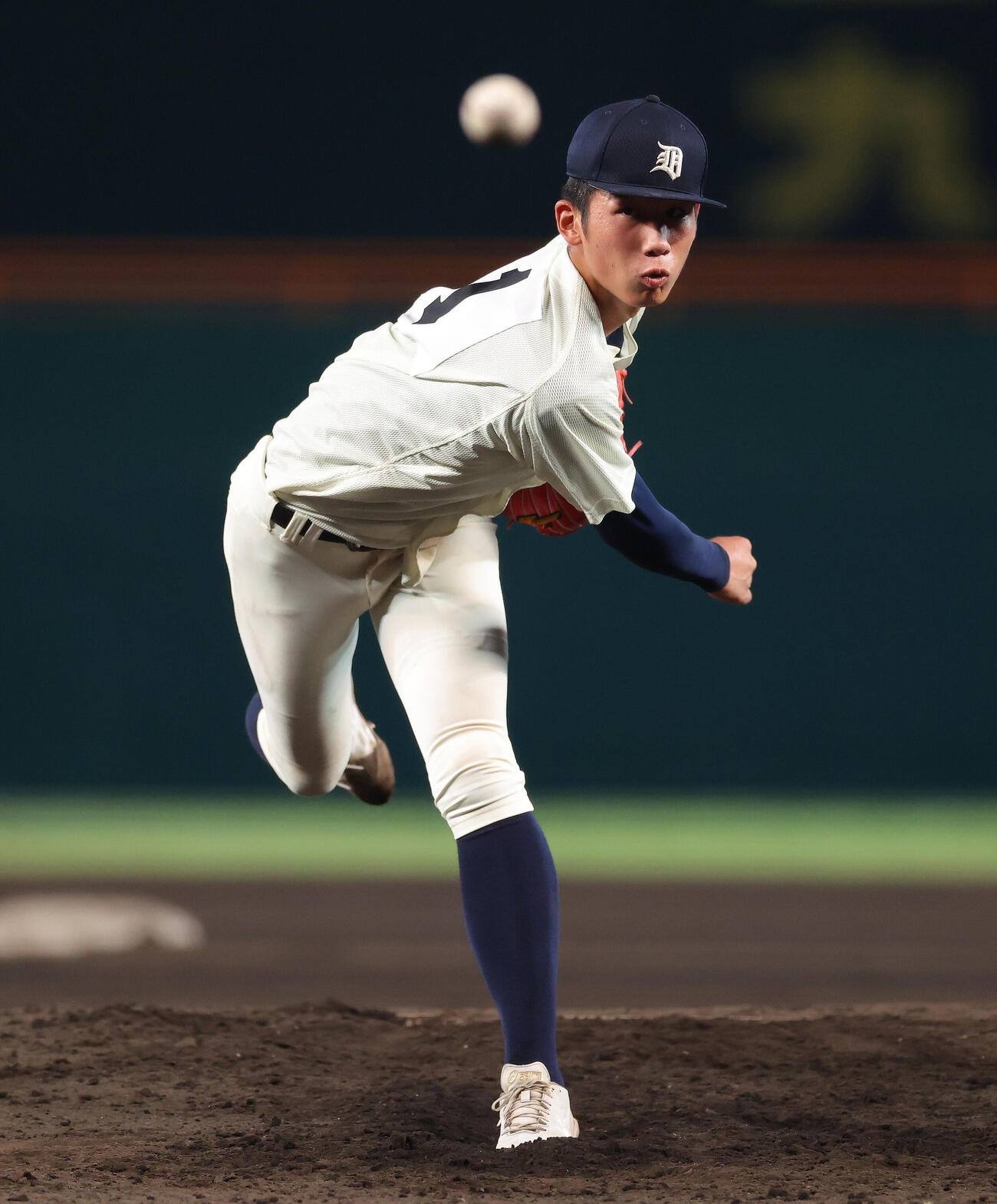 英明対大分商　7回表、力投する大分商・平田玲翔（撮影・河田真司）