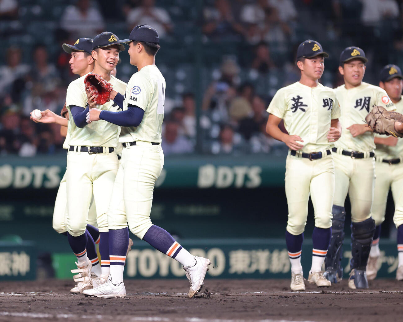 英明対大分商　大分商に勝利し、整列に向かう英明の選手たち（撮影・河田真司）