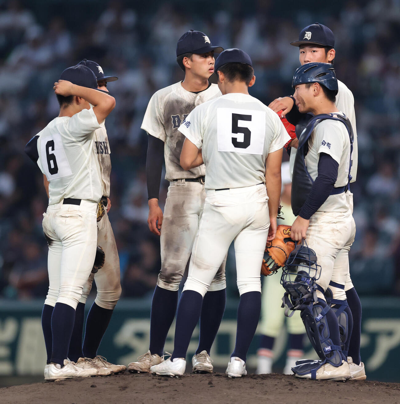 英明対大分商　6回表、マウンドに集まる大分商の選手たち（撮影・河田真司）
