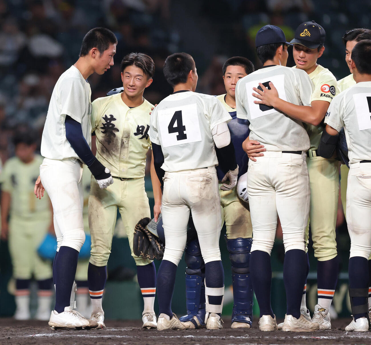 英明対大分商　試合後、英明の選手たちとあいさつを交わす大分商・平田玲翔（左）（撮影・河田真司）