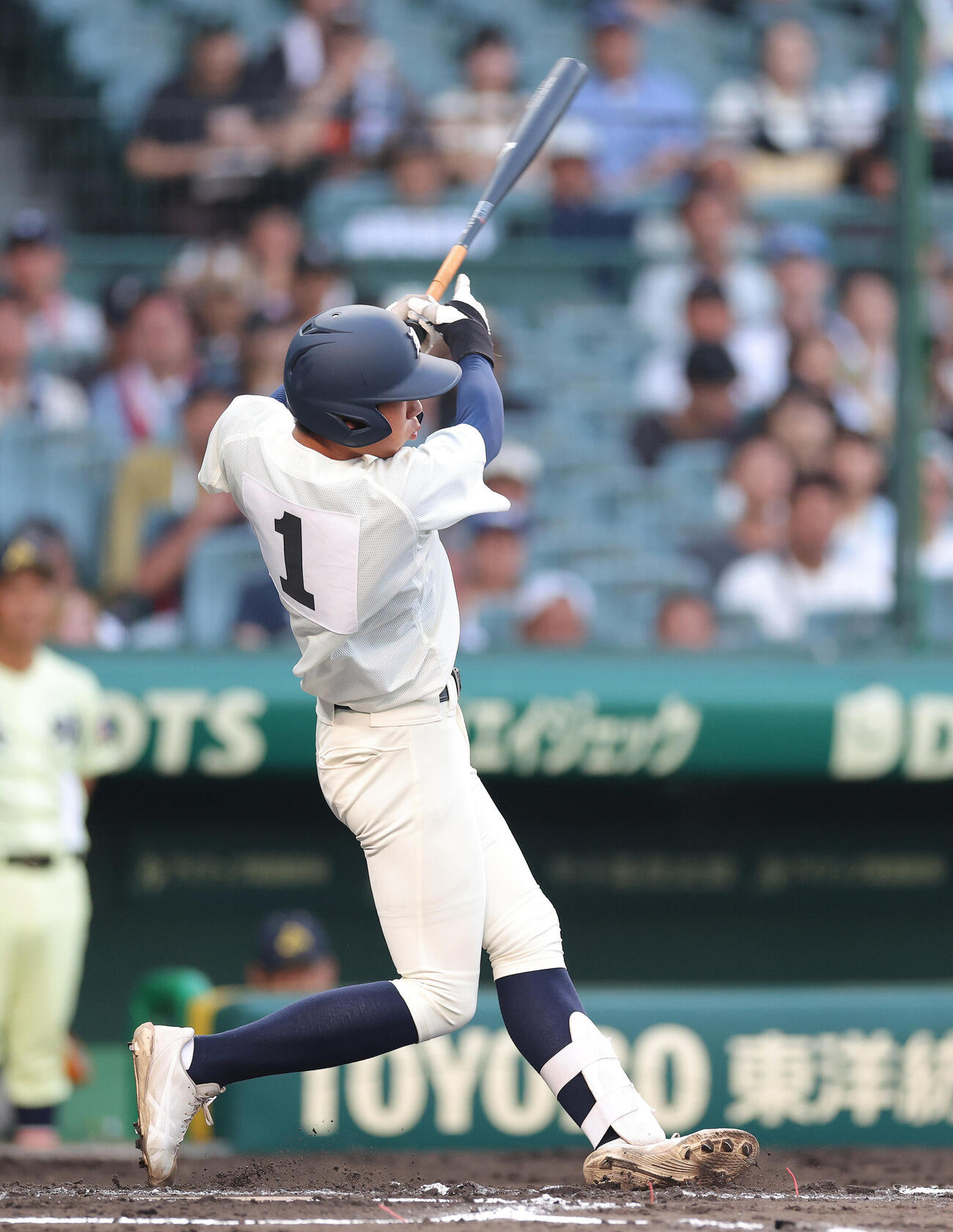 英明対大分商　1回裏大分商1死、二塁打を放つ平田玲翔（撮影・河田真司）