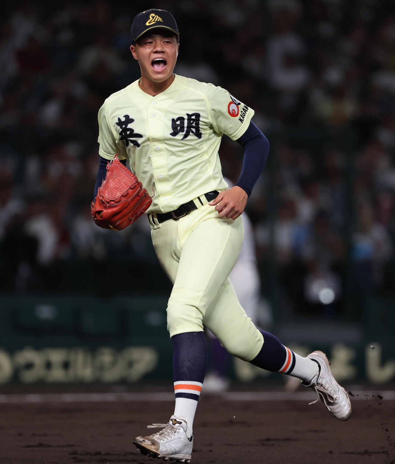 関東第一対英明　2回を無失点に抑えた英明冨岡琥希は声を出しながらベンチに戻る（撮影・西尾就之）