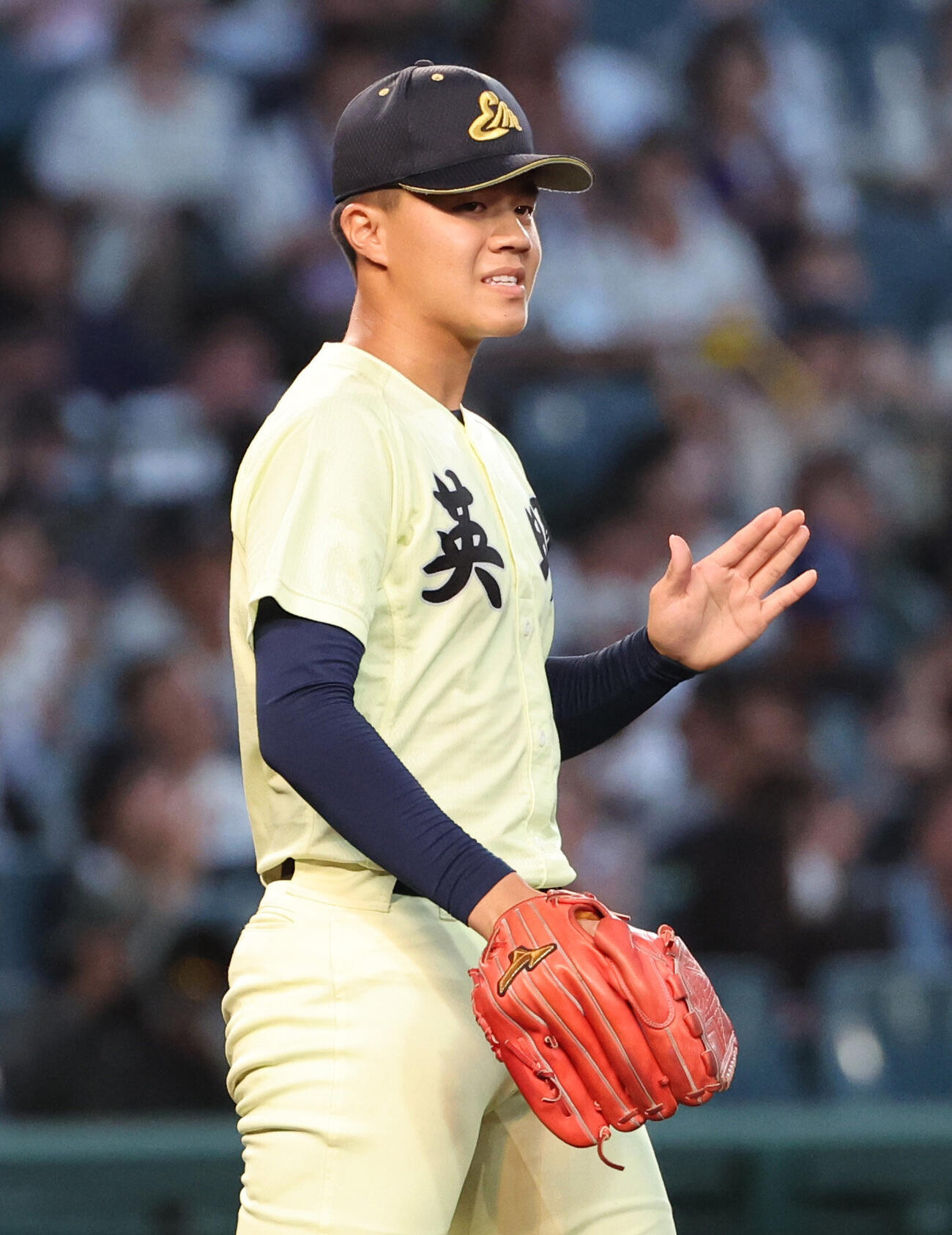 関東第一対英明　英明先発の冨岡琥希はバント処理をミスし野手に謝る（撮影・西尾就之）