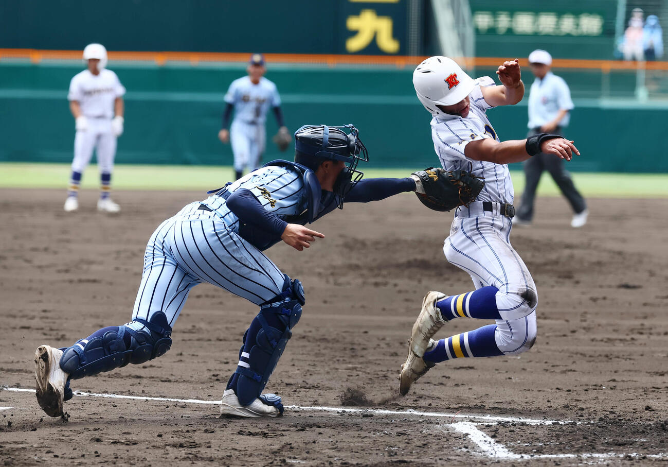 東海大甲府対健大高崎　3回裏健大高崎2死一、二塁、大岩翔斗の左前打で本塁突入の二走石田雄星は土肥綾太郎からの好返球でタッチアウトになる。捕手岡田優心（撮影・加藤哉）