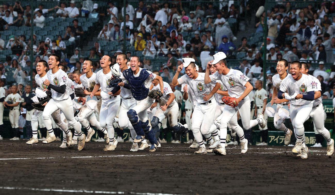 佐野日大対神村学園　神村学園に勝利し、笑顔で応援席に向かう佐野日大の選手たち（撮影・河田真司）