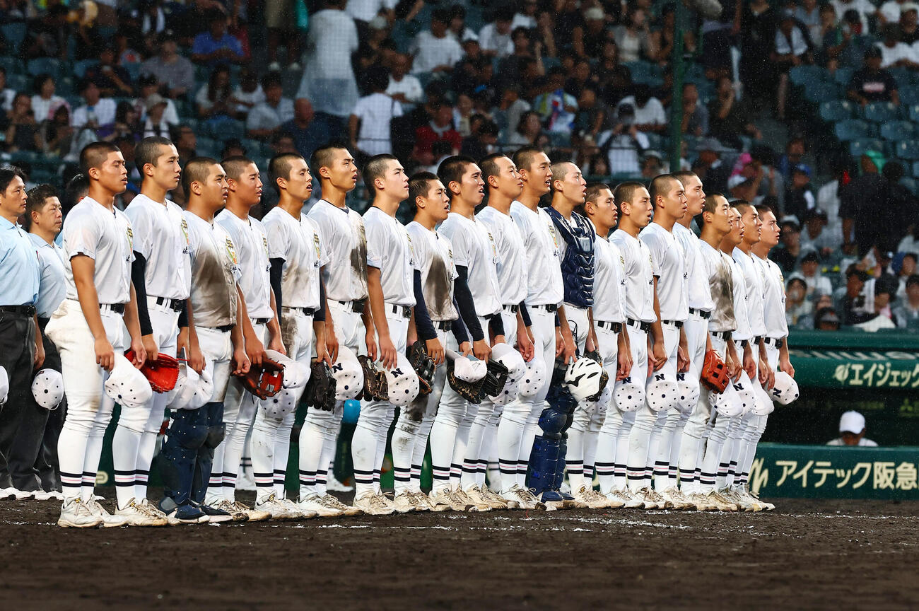 佐野日大対神村学園　神村学園に勝利して校歌を歌う佐野日大ナイン（撮影・加藤哉）