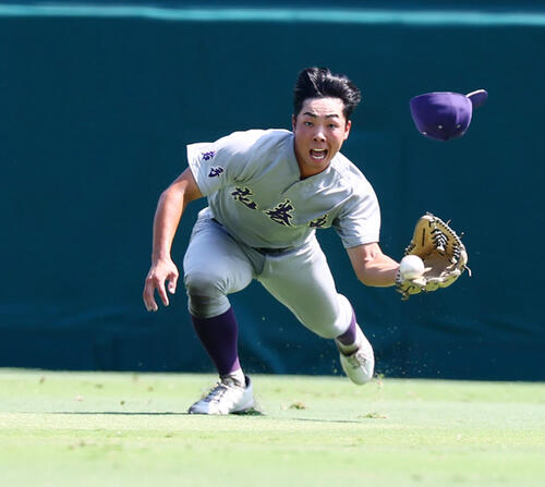【甲子園】花巻東のセンター菊池楽人がスーパープレー　中前打の当たりをダイビングキャッチ