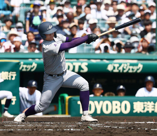 【甲子園】盗塁を刺そうとしたボールがバットに当たる珍プレーで盗塁成功　送球妨害にはならず
